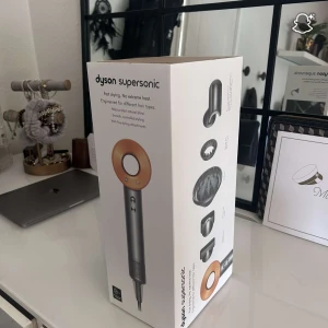 Dyson Supersonic HD07 Hårfön - Hej, men säljer min dyson som jag fick i studentpresent. Använd ett fåtal gånger, och fungerar jättebra. Priset går att diskutera! Nypris 4900. Några tankar och funderingar så är de bara att skriva😊