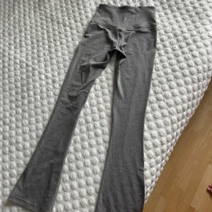 Lululemon flare tights - Använda fåtal gånger, som nya! Passar bra på mig som är 176💗storlek 6, motsvarar S/M