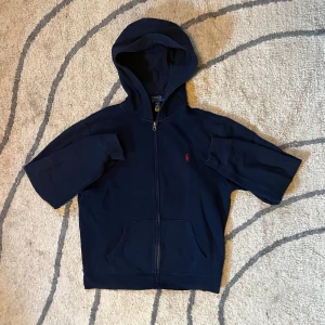 Mörkblå hoodie från Polo Ralph Lauren - Hoodien är knappt använd, den är fortfarande väldigt äldigg skön och tvättad ett fåtal gånger. Sitter som s