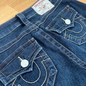 True Religion Becca Bootcut Jeans - Mörkblå jeans från True Religion, modell Becca Mid Rise bootcut. Väldigt sparsamt använda