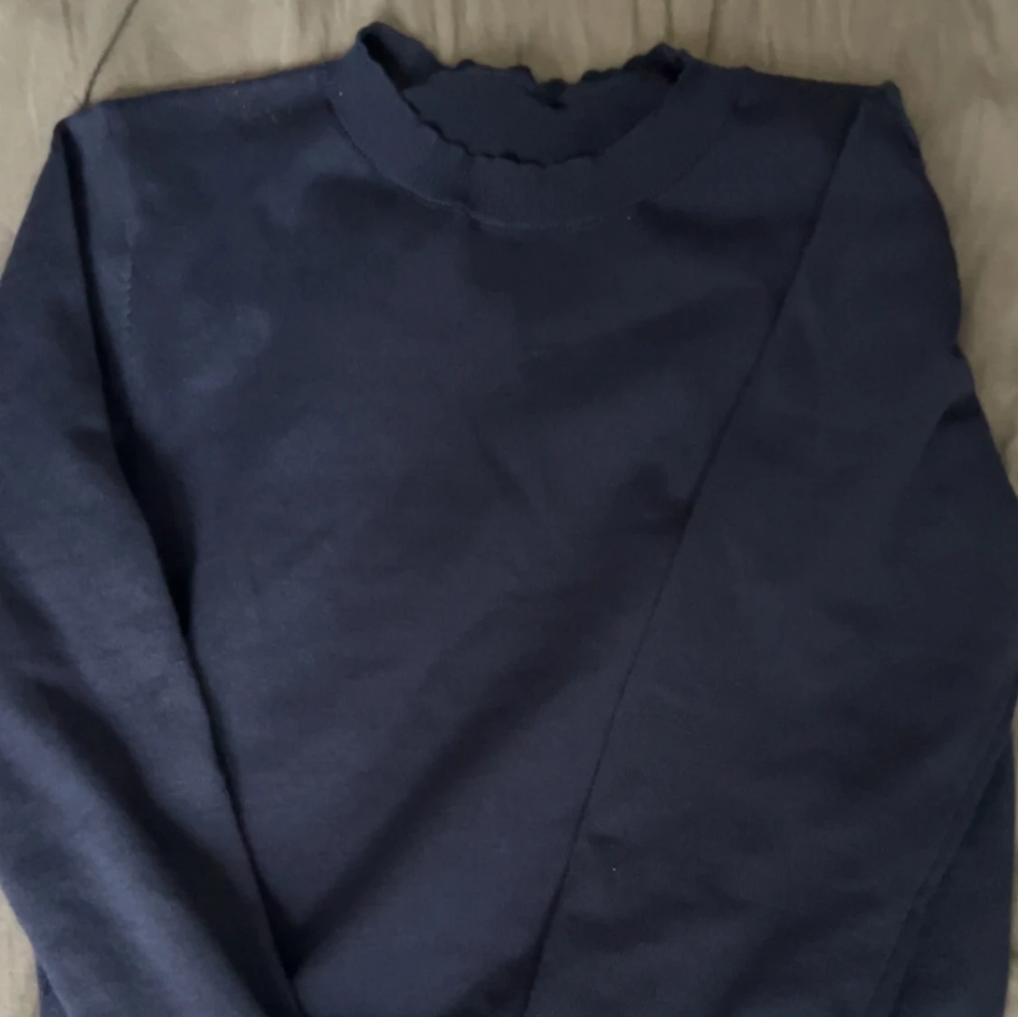 Mörkblå stickad sweatshirt