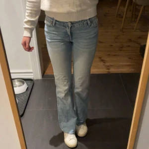 Ljusblå bootcut jeans från Monki - Väldigt fina jeans från monki. Säljer då dom sitter lite tight 