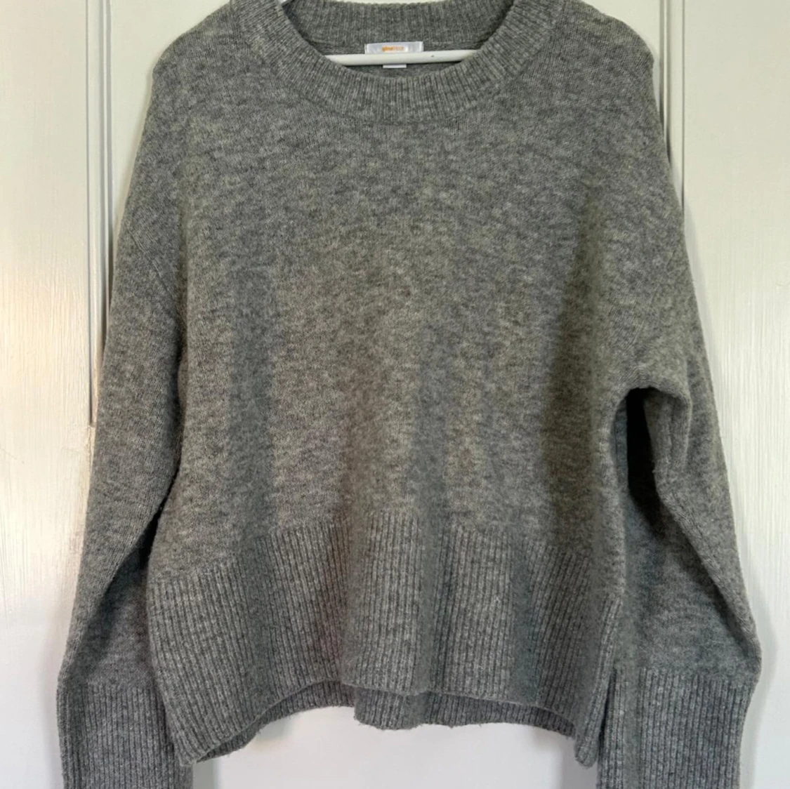 Grå stickad tröja