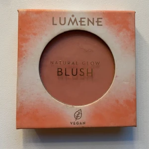 Lumene Natural Glow Blush Coral Glow - Haft länge, knappt använt!!! Rouge från Lumene i färgen Coral Glow, ger en naturlig glow med en varm korallton. Innehåller vilda arktiska hjortron och hyaluronsyra för extra fukt. Vegansk formula och kommer i en rund dosa med transparent lock. Perfekt för att fräscha upp kinderna med en mjuk, fräsch färg.