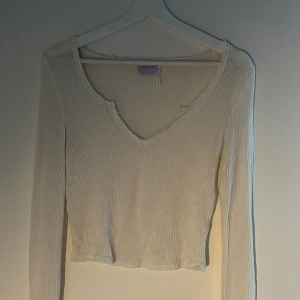 Ljusbeige ribbad långärmad topp - En supersöt ljusbeige/vit ribbad långärmad topp från Urban Outfitters! Köpt för ca ett år sedan, men endast använd ett fåtal gånger 💕 