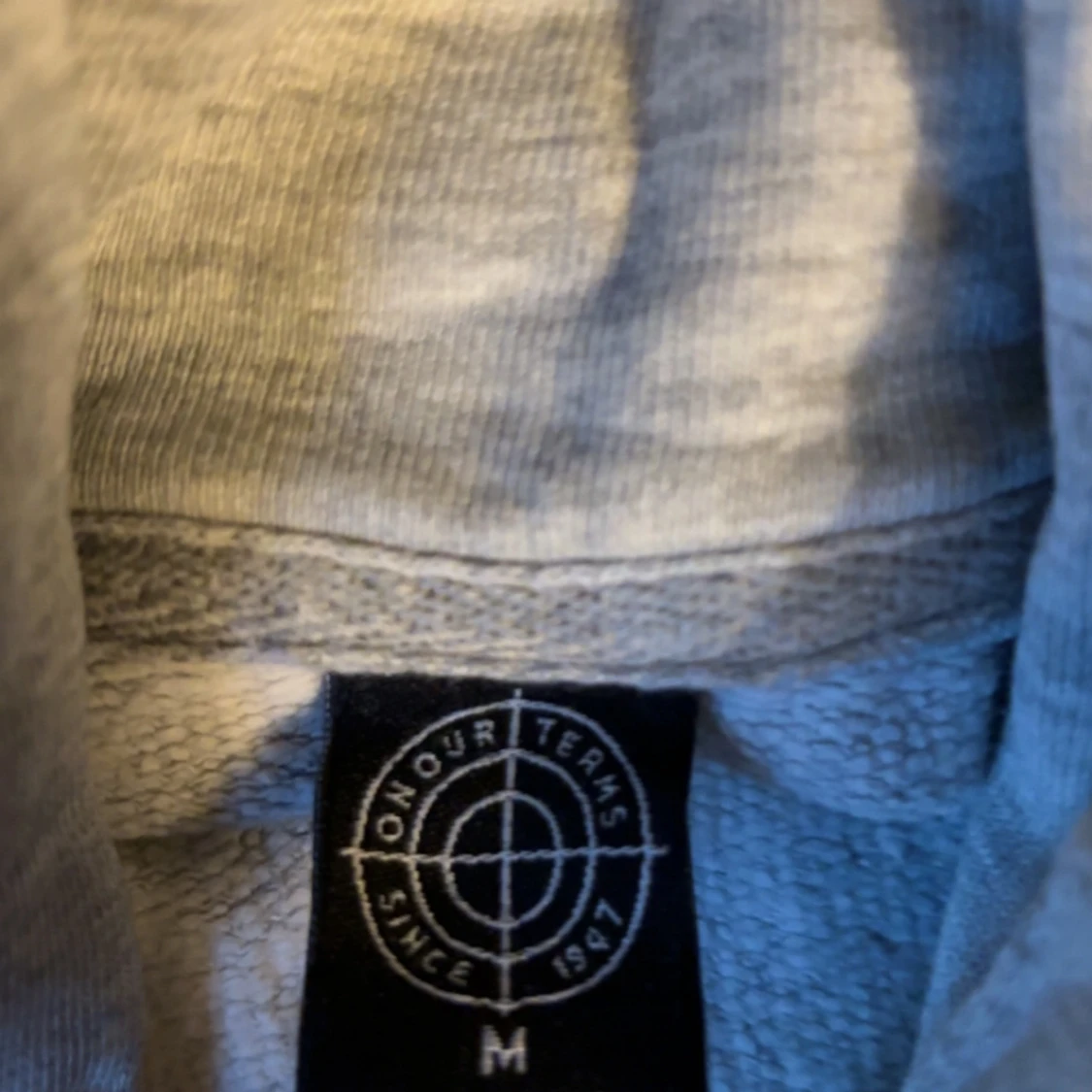 Ljusgrå hoodie från On Our Terms - 2