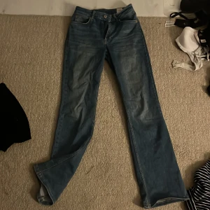 Blå bootcut jeans från Dobber - Snygga blå jeans från Dobber i klassisk bootcut-modell. Jeansen har normal passform, fem fickor och är tillverkade i bomull. Perfekta för dig som gillar en tidlös look med lite utsvängda ben.