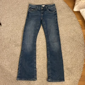 Lågmidjande jeans - Säljer dom här fina jeansen från Gina tricot young💕säljer då dom nt passar längre,perfekt nu får hösten🍁