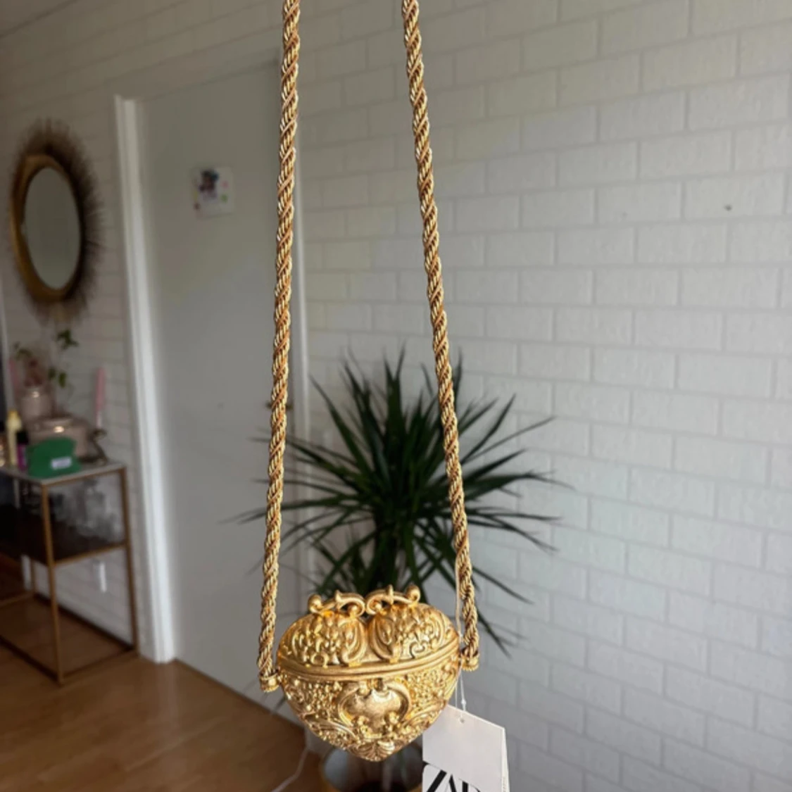 Guldigt halsband med dekorativ ask från Zara - 1