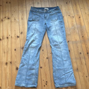 Blå bootcut jeans från Madlady - Strolek 38/short ljusblå från madlady. Bra stretch och formar sig bra efter kroppen.                Jeansen har två framfickor och två bakfickor.