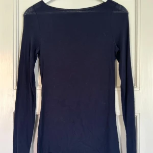 Mörkblå långärmad topp - Jättesöt och populär topp från Intimissimi. 💙💙💙