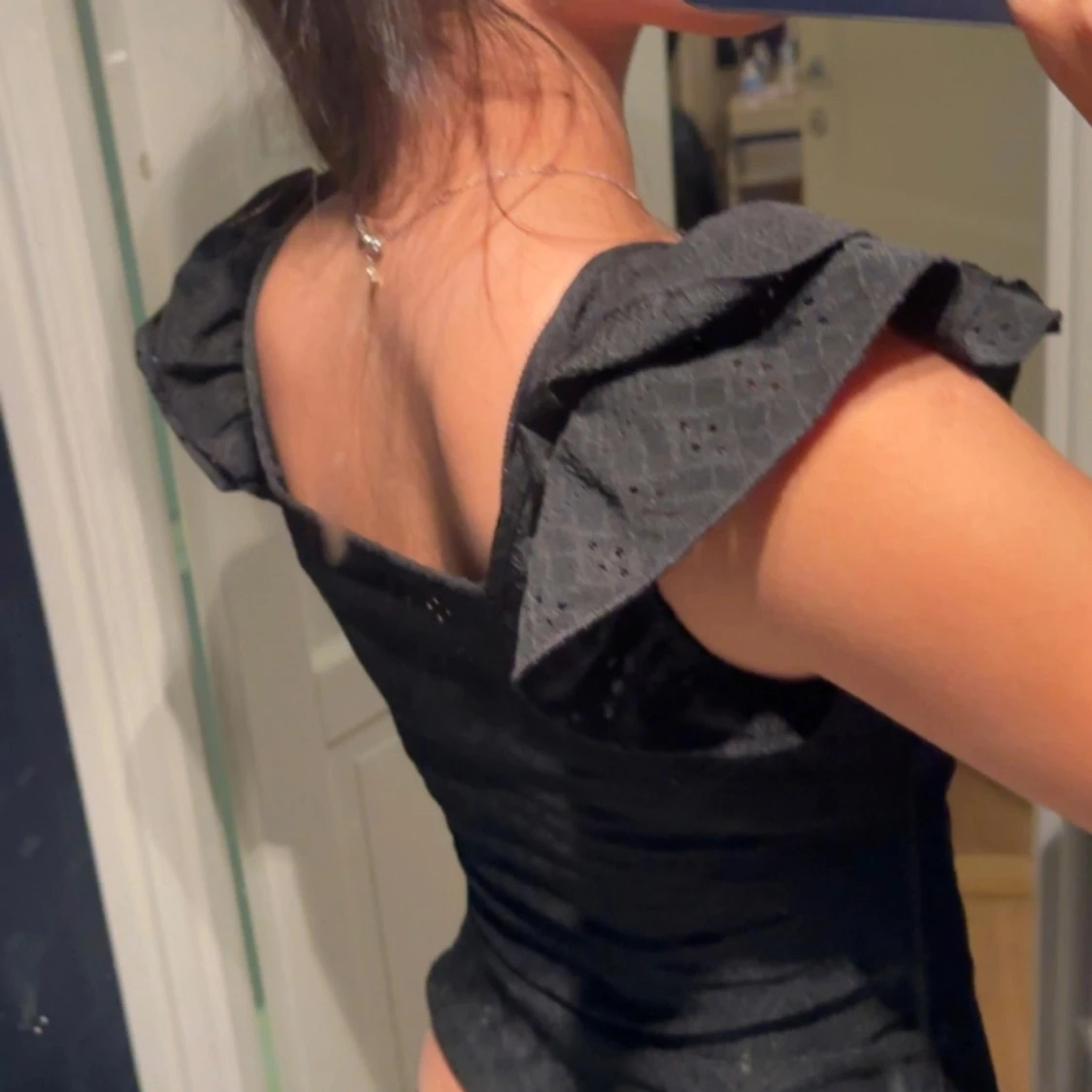 Svart topp med volangärmar - 90