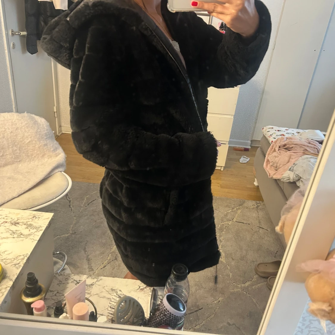 Svart pälsjacka med huva - 2