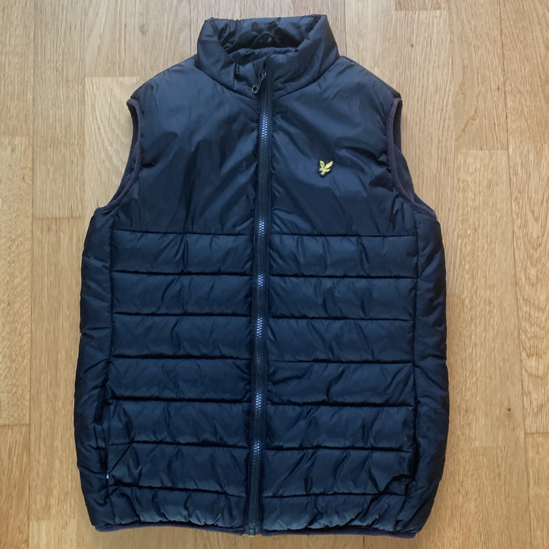 Svart dunväst från Lyle & Scott Junior