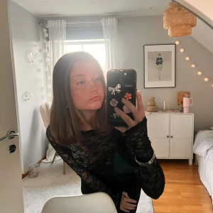 Svart spetströja - En svart spetströja i storlek S❤️