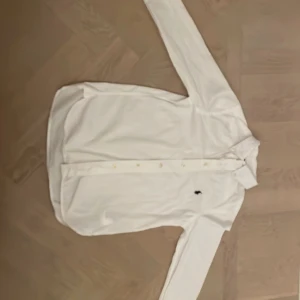 Vit slim fit skjorta från Ralph Lauren - Mycket bra skick pris går att diskutera. 100% bomull