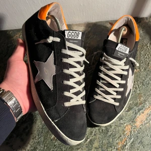 Golden Goose skor  - Goolden goose skor | Bra skick | Nypris 6000kr | Storlek 42 passar även 43 | Ingår: dustbag | Hör av dig vid minsta fråga eller fundering📩