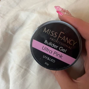 Miss Fancy Builder Gel Ultra Pink - Jag säljer ett builder gel från miss fancy (30g) i ultra pink💞Den är helt ny och bara använd en gång på en test nagel! Färgen är jätte fin och säljer pga av att jag är van vid lägre viskositeter💞💞