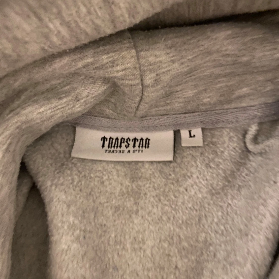 Grå hoodie och byxor från Trapstar med tryck - 2