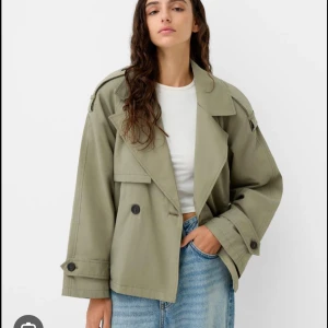 Bershka trenchcoat - Populära trenchcoaten från bershka som man kan knyta vid midjan. Den är helt slutsåld och säljs inte längre därför säljer jag den, för den kommer aldrig till användning. Använd 1-2 gånger så den är gott som ny! Den är i storlek xs men passar mer som s😊
