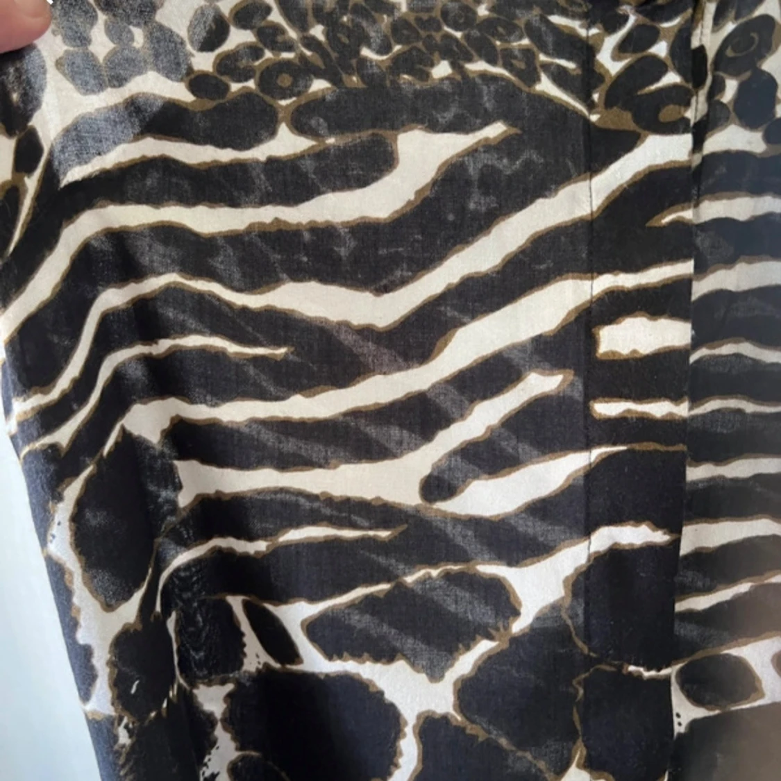 Svart och vit ärmlös blus med djurmönster - 3