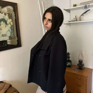 mörkblå kappa  - Mörkblå kappa från gina, inte alls använt och är i storlek M💘