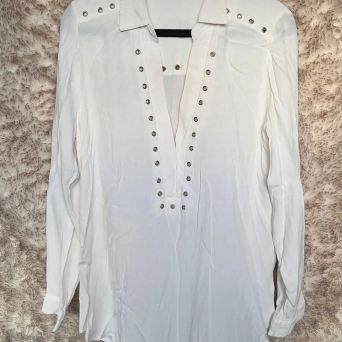 Vit henley-skjorta med nitar - 4