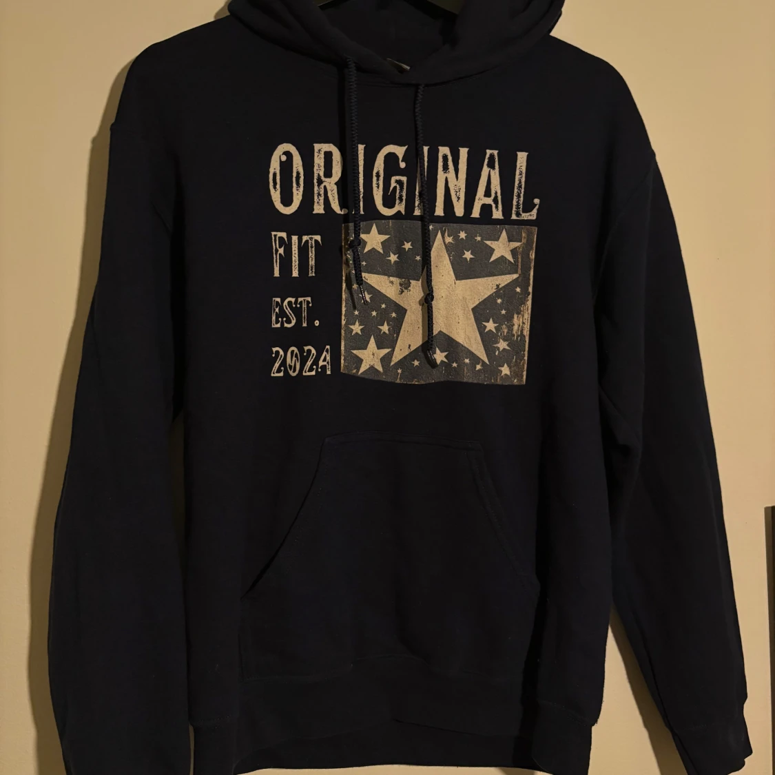 Mörkblå hoodie från Scndi