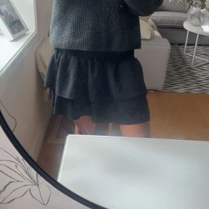 Svart volangkjol - Supersöt svart kortkjol med dubbla volanger.  Perfekt att styla med en stickad tröja eller crop top.💛