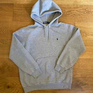 Ralph Lauren hoodie - Mycket fint skick Storlek M, lite för stor på mig som är 181 cm. Passar dig runt 180-190 cm. Perfekt nu inför hösten! Kom gärna med frågor eller prisförslag!