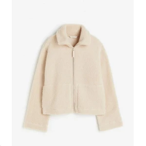 Beige teddyjacka med dragkedja - Intressekoll!! Mysig beige teddyjacka med krage och hel dragkedja framtill. Endast använd fåtal gånger!  