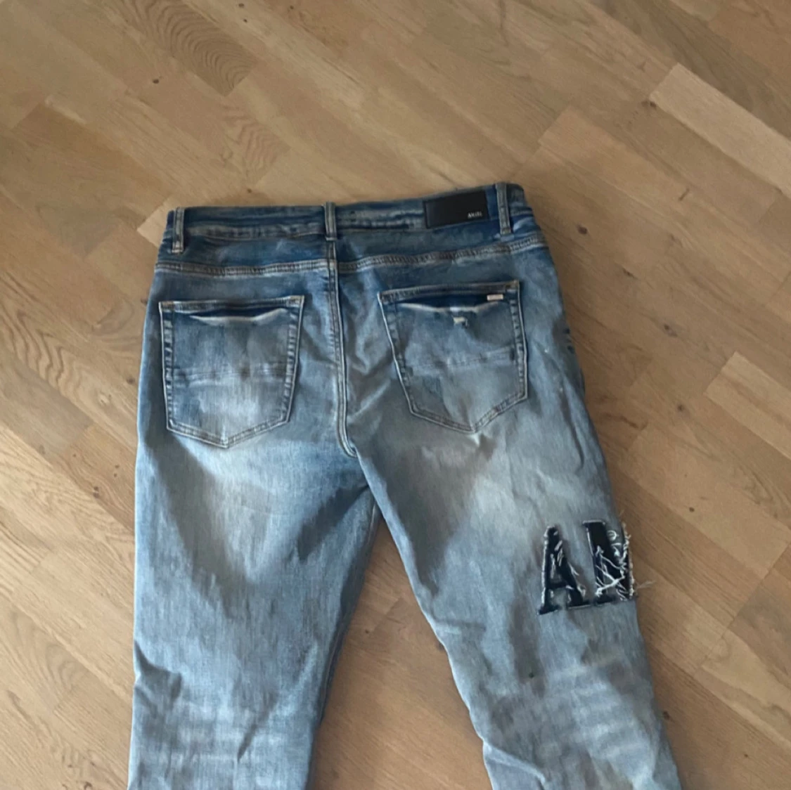 Amiri slitna jeans med patch-detaljer - 1