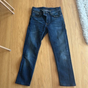 Mörkblå Nudie Jeans, slim fit 28/30 - Säljer ett par mörkblå jeans från Nudie Jeans i storlek 28/30. Modellen heter lean Dean. Skriv om ni har några frågor. Pris går att diskutera