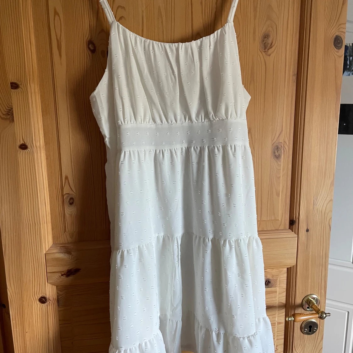 Vit sommarklänning med volanger
