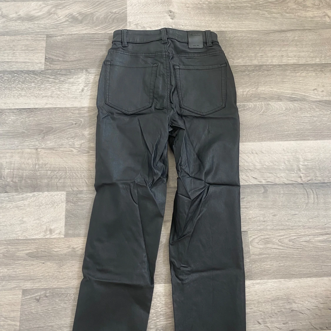 Svarta coated jeans från ONLY XS - 2