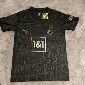 Dortmund all black kit - Tja, säljer denna as feta Dortmund tröjan i storlek S. Den är oanvänd, qr kod funkar, taggar sitter kvar. Va inte rädd att kontakta för funderingar eller mer bilder.