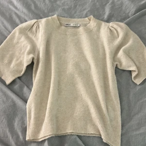 Stickad T-shirt  - Storlek xs, kan tänka mig att sälja billigare. Skriv ett förslag!🤍