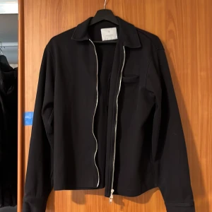 Overshirt - En grisch och stilig overshirt från jack and jones, inte mycke använd eftersom den inte passade så bra på mig, storleken är S men funkar också som M eftersom den har långa armar, köptes för 700kr men jag säljer för väldigt lågt pris, kontakt mig vid intresse