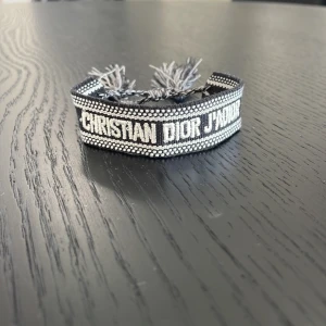 Svart  Dior J'Adior armband - Snyggt armband från Christian Dior med texten 'J'Adior'. Passar till allting. Hör av dig vid funderingar!