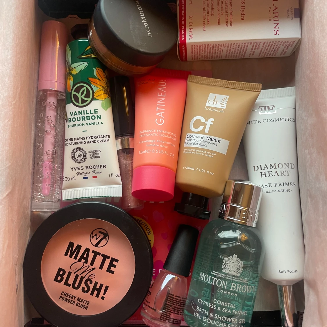 Sminkpaket med rouge, primer och läppglans