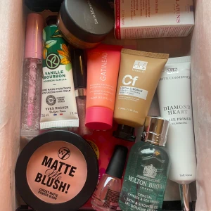 Sminkpaket med rouge, primer och läppglans - Helt oanvänd!  Säljer ett sminkpaket med bareMinerals puderfoundation i svart burk, W7 Matte Me Blush i persikorosa nyans, Emite Cosmetics Diamond Heart Base Primer som ger glow, ett genomskinligt läppglans med rosa applikator och Artdeco Lip Couture i skimrande rosa. Perfekt för dig som gillar en fräsch och naturlig look.