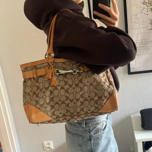 Brun Coach väska - Säljer min fina Coach väska💞 Perfekt skick och så snygg och tidlös modell! 