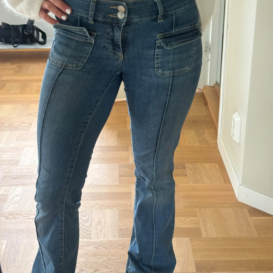 Blå bootcut jeans med fickor - 1