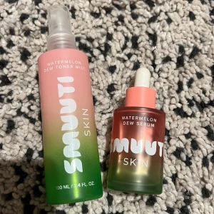 Smuuti Skin Watermelon Dew duo - Säljer ett set med Smuuti Skin Watermelon Dew Toner Mist (100 ml) och Watermelon Dew Serum (30ml). Båda har snygga glasflaskor i rosa och grönt med vit text. Toner misten har sprayfunktion och serumet kommer med pipett. Perfekt för dig som vill ha glow och fräsch känsla. Serumet har runt 20ml kvar och tonern runt 40 ml darför säljer jag de båda tillsammans för 50kr☺️