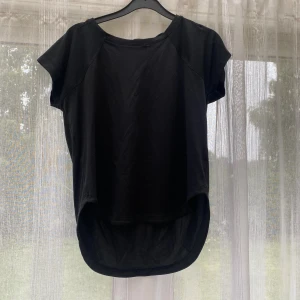 5 par tränings toppar - 30kr per tröja annars paket pris på 120kr