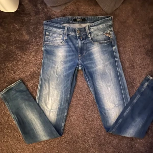 Replay anbass 28/32 - Säljer ett par sjukt feta replay anbass i storlek 28/32.🤩Galet fet tvätt med sköna slitningar😮‍💨 Skicket är som ny✅Säljer för endast 549kr snabb affär🤝
