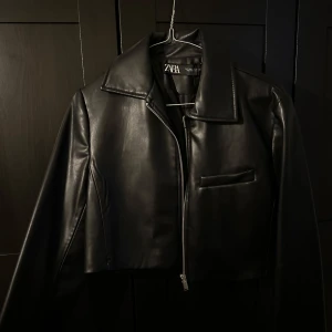 Kort skinnjacka från zara - Endast använd 1 gång!