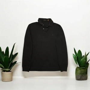 Mörkblå långärmad pikétröja  Ralph Lauren -  långärmad pikétröja från Ralph Lauren i slim fit-modell.  Tröjan är inte använt så mycket och är storlek S men passar M