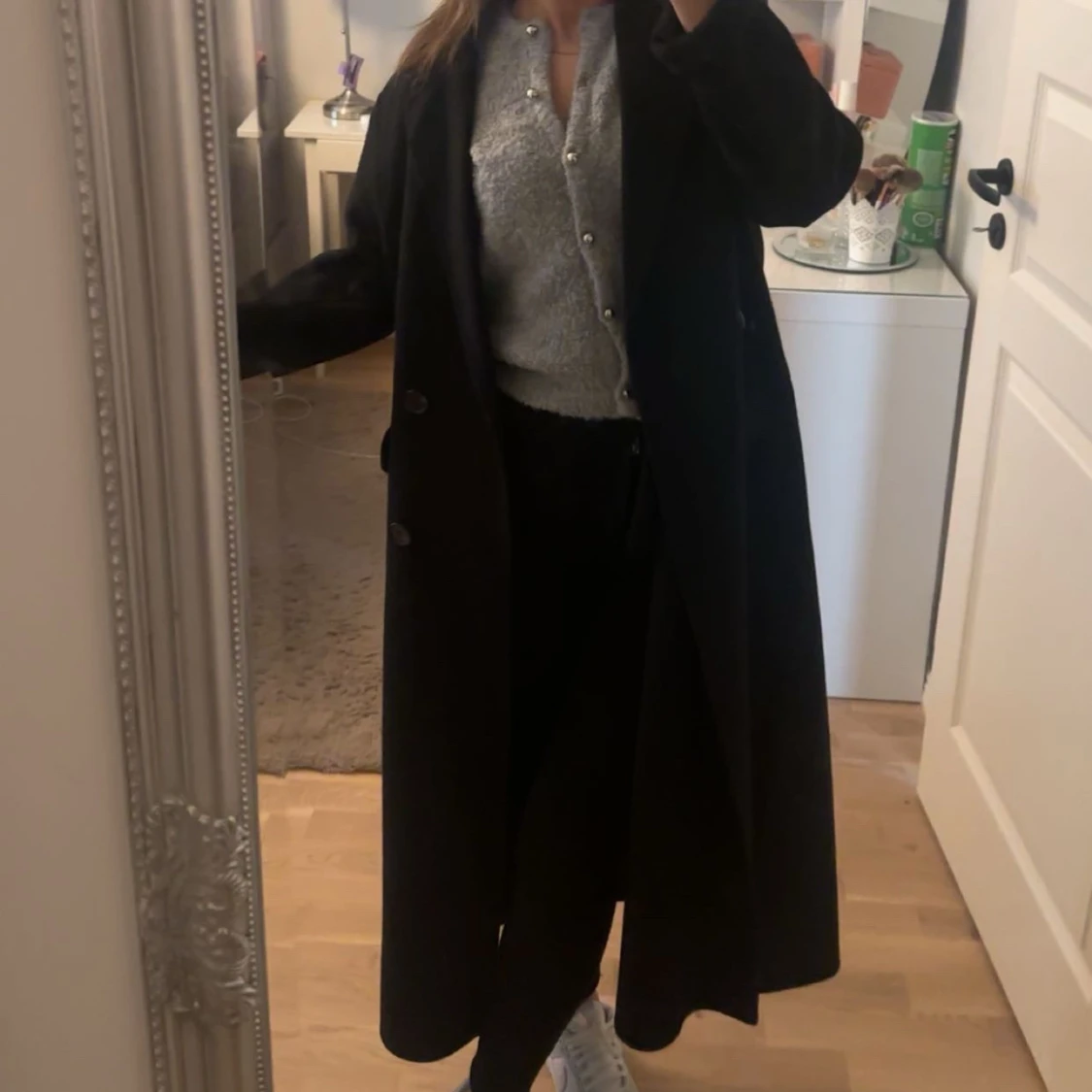 Svart lång kappa med knappar - 1