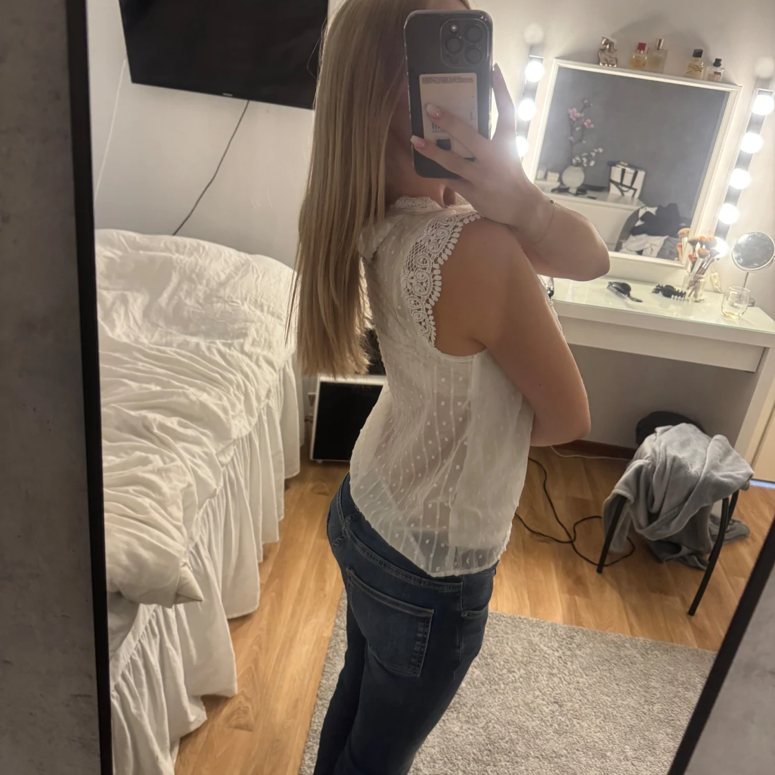 Vit blus med spetsdetaljer - 1